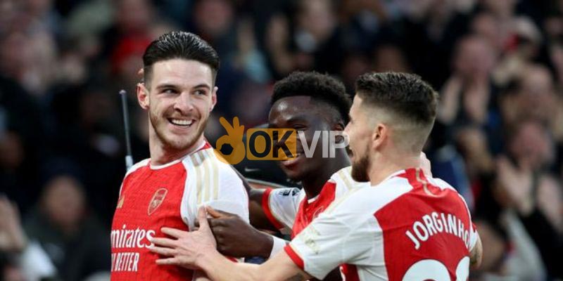 các cầu thủ arsenal ăn mừng bàn thắng mở tỉ số