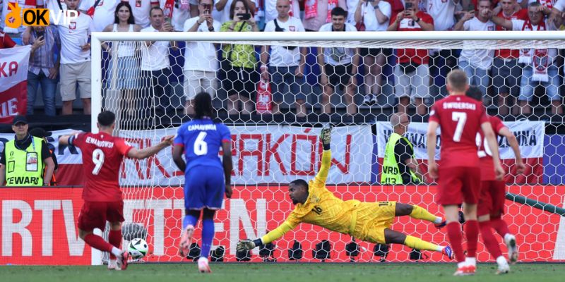 Lewandowski gỡ hoà cho Ba Lan trên chấm phạt đền